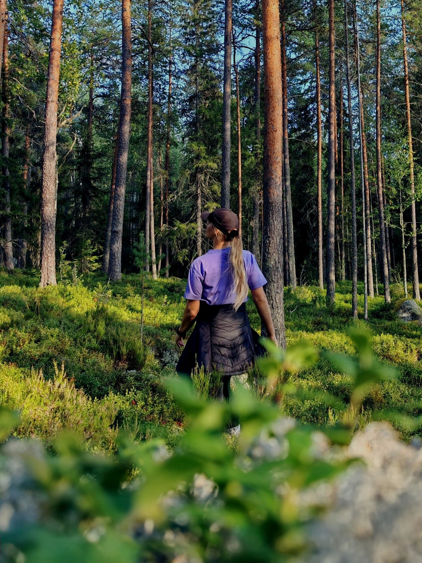Kuva Eveliinasta metsässä.